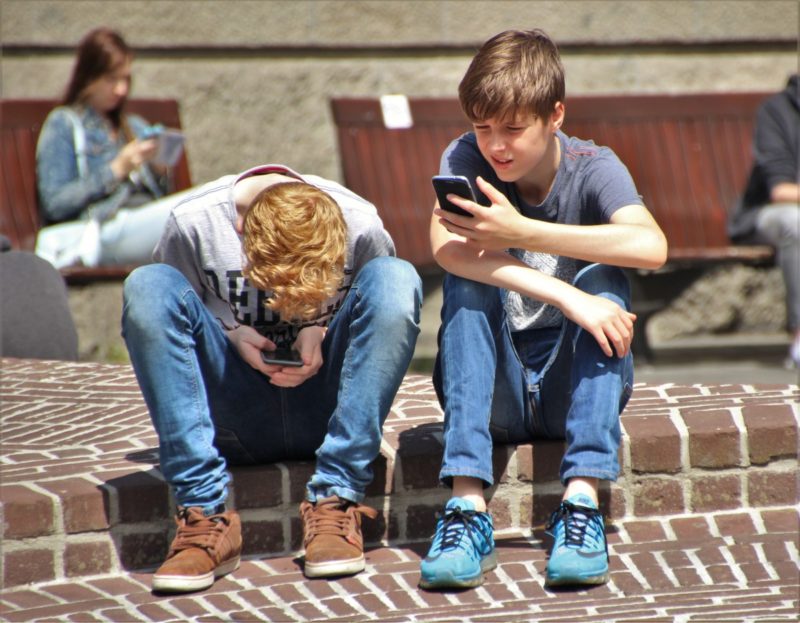 Collégiens sur leur téléphone